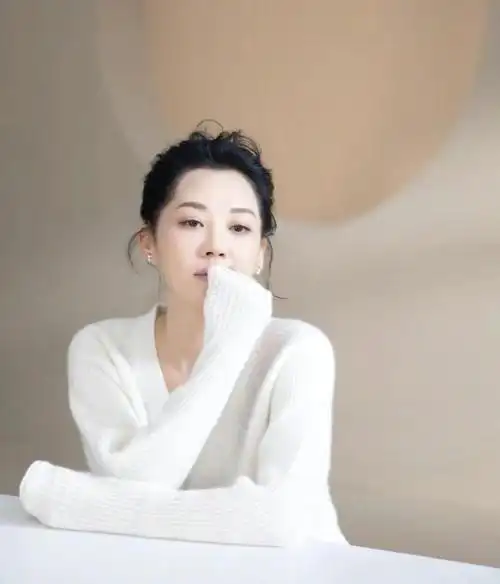 53岁许晴剪短发似小姑娘绝美背影婀娜多姿示范女神级身材