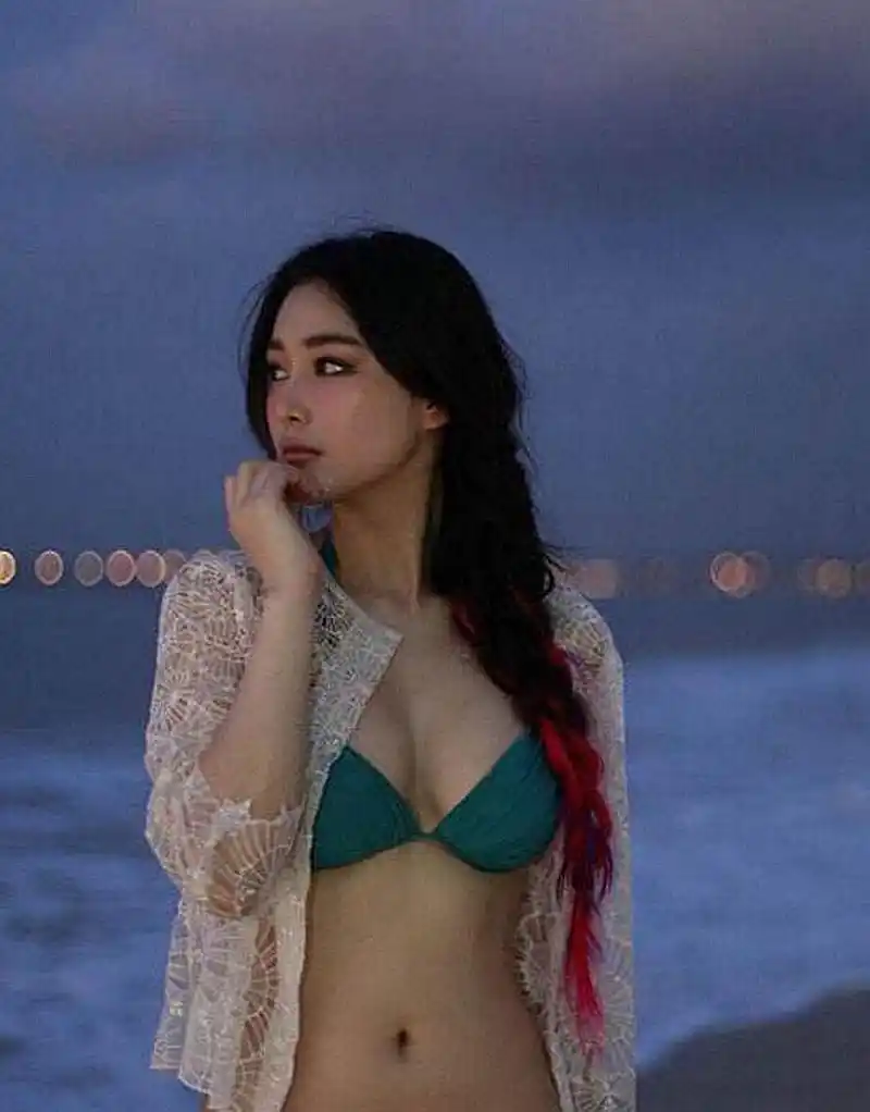 张馨予比基尼海边写真,尽显完美好身材!