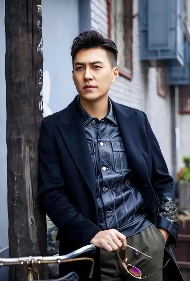 发福对于其他演员来说,或许是个噩梦, 但对于靳东来说,则是改变命运的