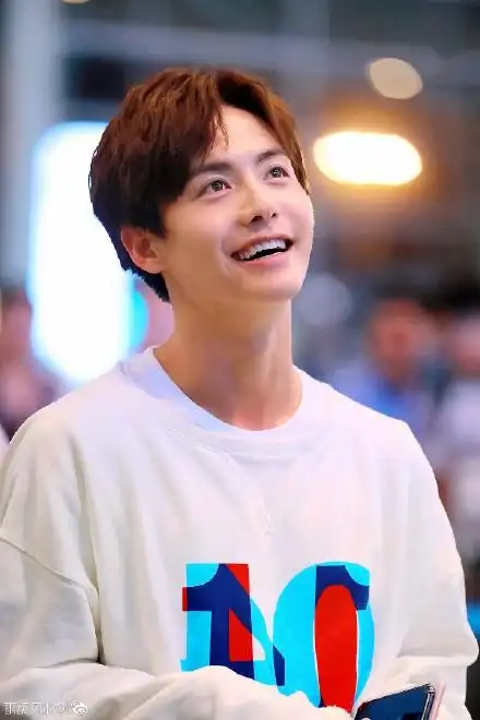 马天宇,一个笑起来像春风的男孩,网友:怎么这么好看呢!