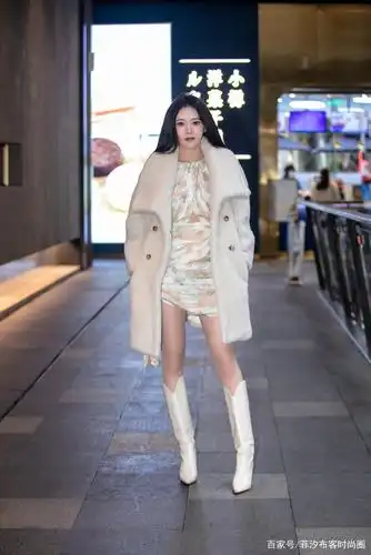 靴子一穿谁都不爱,白色的长靴,让小姐姐时髦感提升几个档次