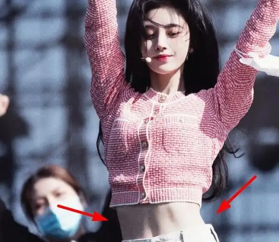 鞠婧祎参加晚会彩排,阳光下再现"水蜜桃脸蛋",马甲线很亮眼