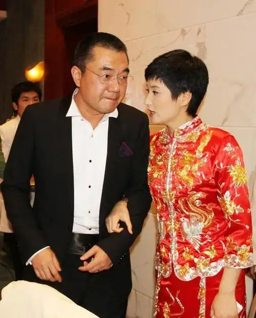 董勇,一位在演艺道路上曲折奋斗的实力演员,他的婚姻经历如同一幅交织