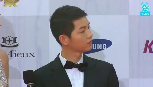 ▼宋仲基超短发引起全场惊;黄秋生武士头气压全场.(图/翻摄自vli)e)