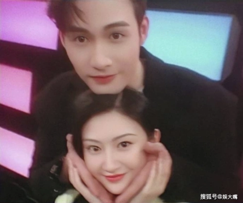 大头孙子小手奶奶?张彬彬景甜同框像开大头特效,牵手被调侃:别掰断了