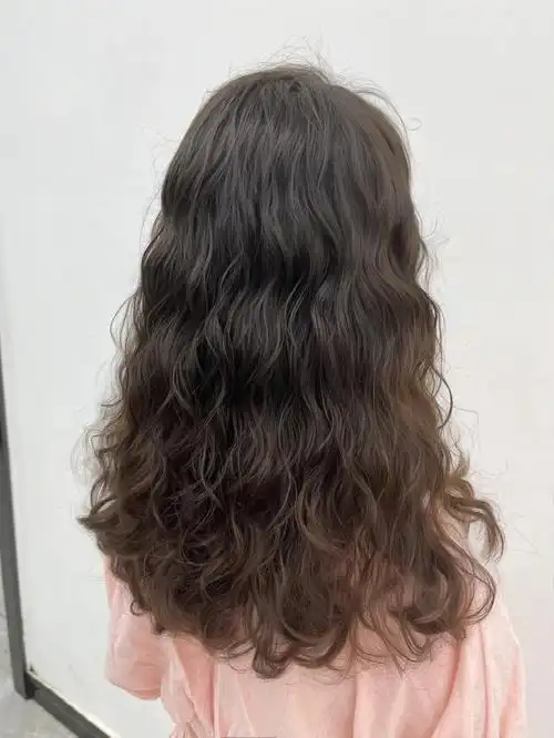 爱马仕更不是迪奥香水而是年龄成迷发型无敌#羊毛卷发型  #中长发烫发