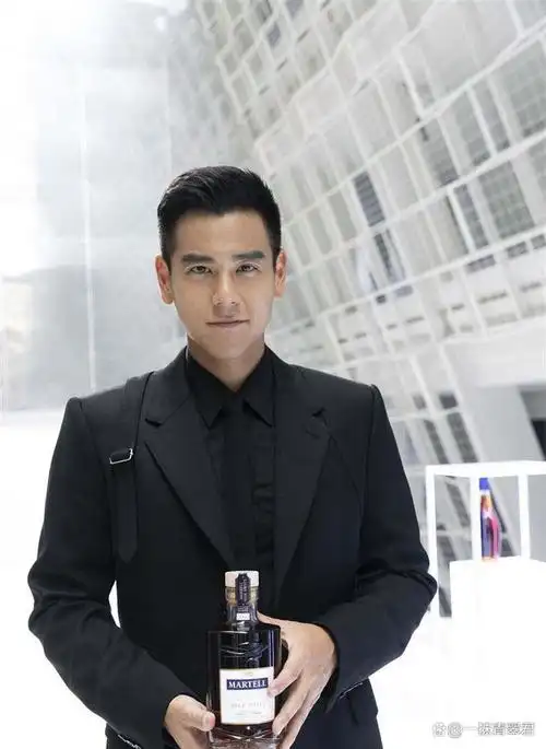 彭于晏健身房疯狂操练 颜值自信猛发自拍