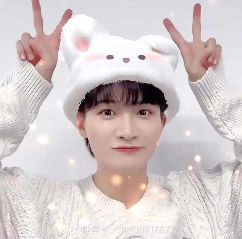 周深 #治愈系笑容 #笑容杀可爱照片有一批,你们慢慢存7373 - 抖