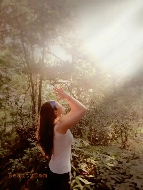 拥一缕阳光在心,守望自己一季风景,任岁月温良如玉,独享清宁时光.