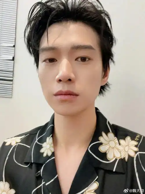 魏大勋晒比耶自拍