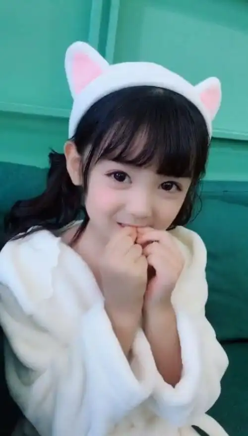 小女孩因高级脸走红天使吻过的脸蛋网友又一个网红诞生