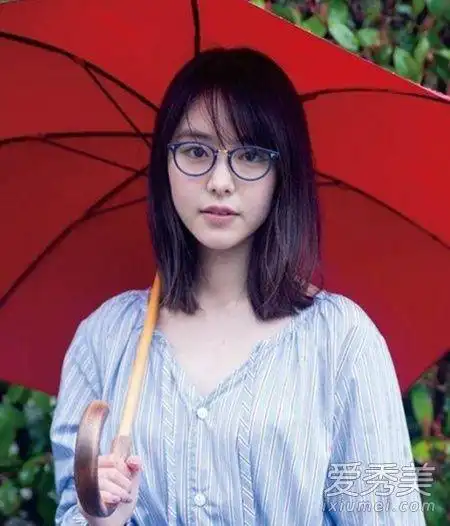 女生戴眼镜最适合的发型图片