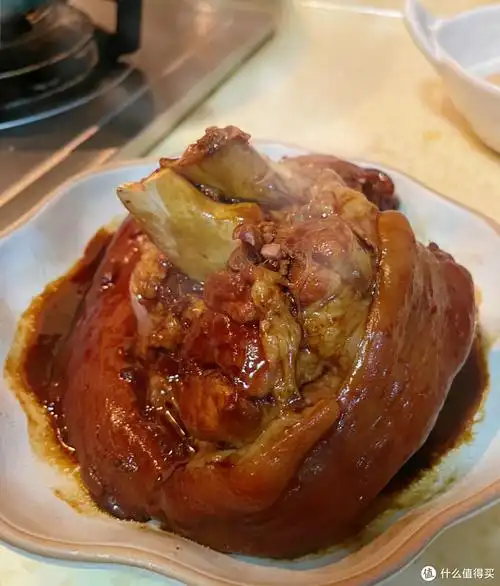 大冬天的来一碗炖肘子别提多香了