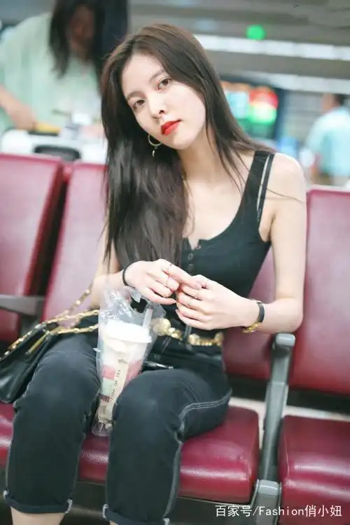 24岁的宋妍霏太高调,背心配马丁靴酷劲十足,蜂腰翘臀好抢镜