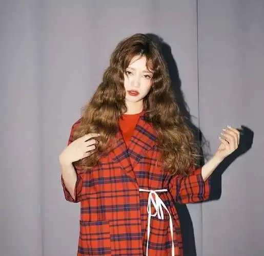 活跃美妆达人范冰冰独宠泡面卷发,复古的泡面卷又要火了!