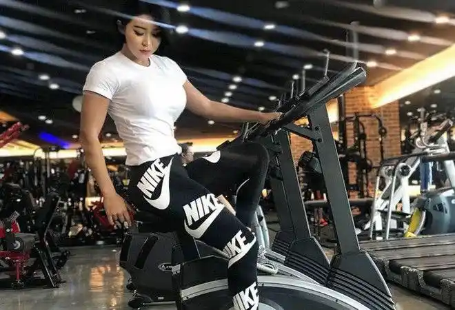 妹子酷爱健身, 拥有超人般的"胸肌", 男人看了也羡慕