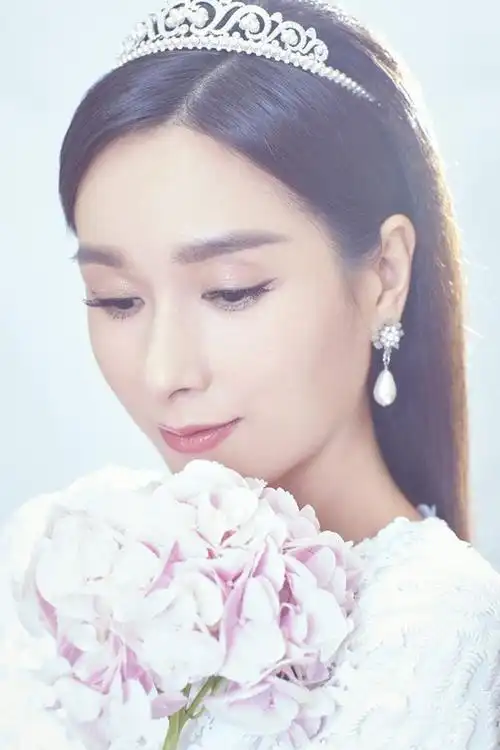 杨恭如手捧鲜花七夕情人节大片手机壁纸