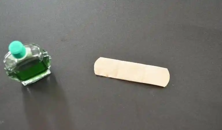 原创为什么有钱人要在卧室门贴创可贴一问老师傅才知好处这么多