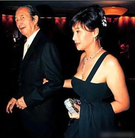 传为赌王生私生女找老实人李连杰接盘的利智骗了我们30年