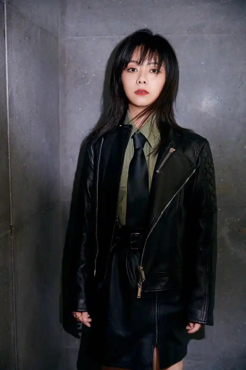 谭松韵身着军绿工装衬衫搭配黑色短裙,再系上一条黑领带,利落早秋穿搭