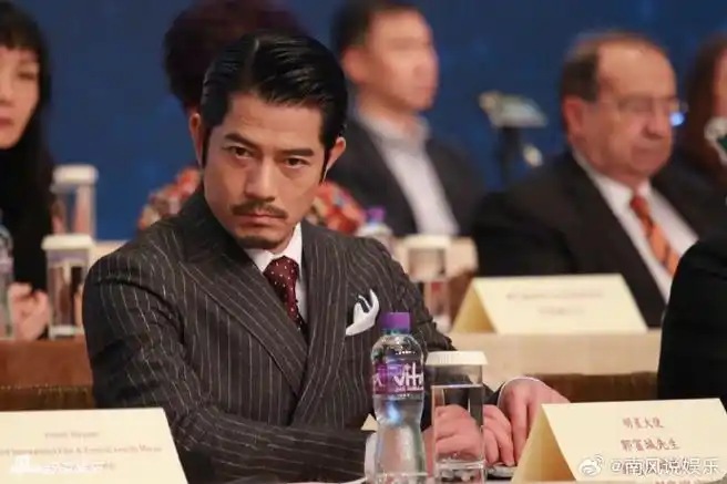 即使已经快要60岁了,但他的西装大背头造型依然帅气逼人,让人不禁感叹