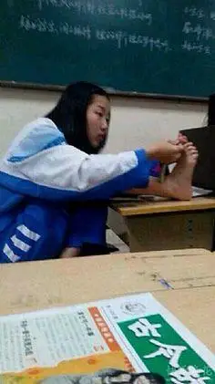 变态男跪求美女舔脚,慎入!