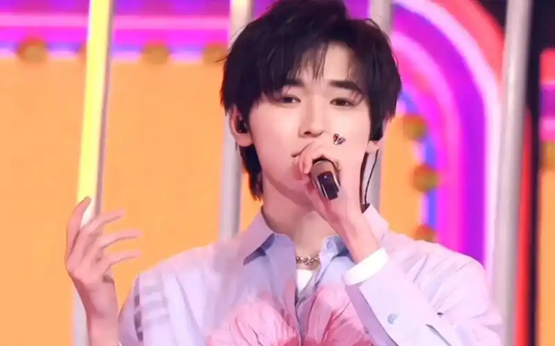 【宋亚轩】轩轩:祝大家继续冲亚! 轩轩戴着戒指的手真好看亚!