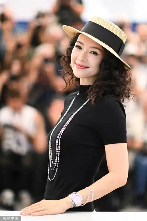 章子怡戛纳度假风造型##酱园弄戛纳photocall
