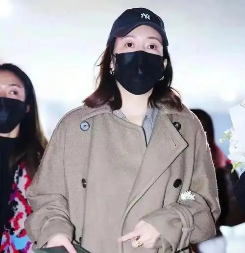 有网友在机场偶遇王鸥,发现生产完后的她.