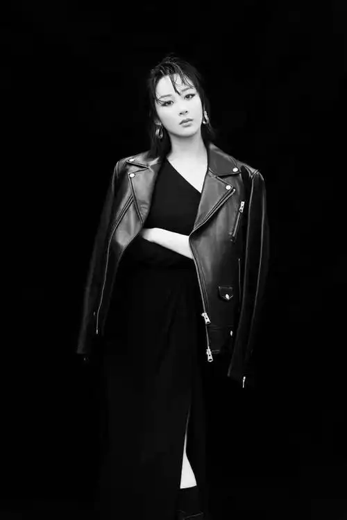 大气霸气的女王范,与以往剧中或是生活中的杨紫还是有着很大的区别