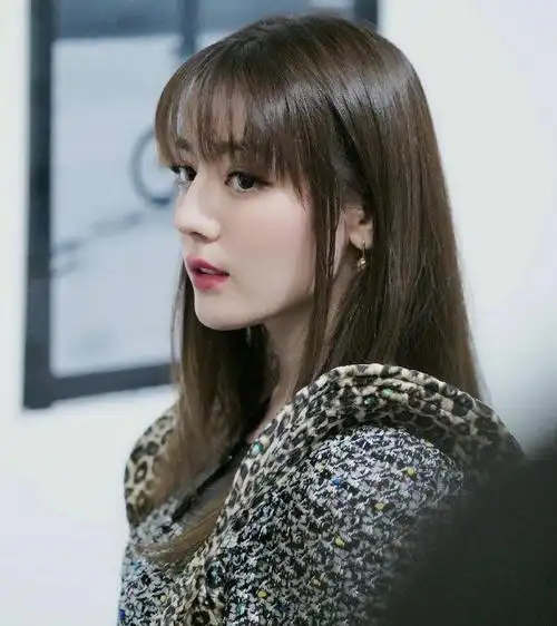 迪丽热巴刘海造型:完美演绎路易威登经典与创新前卫酷女孩