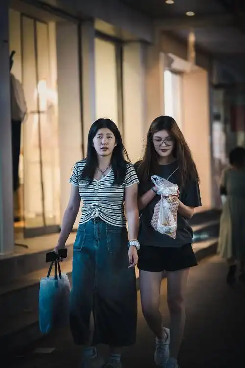 不好意思,又拍到你了#街拍 #市井生活 #闯入镜头的路人 - 抖音