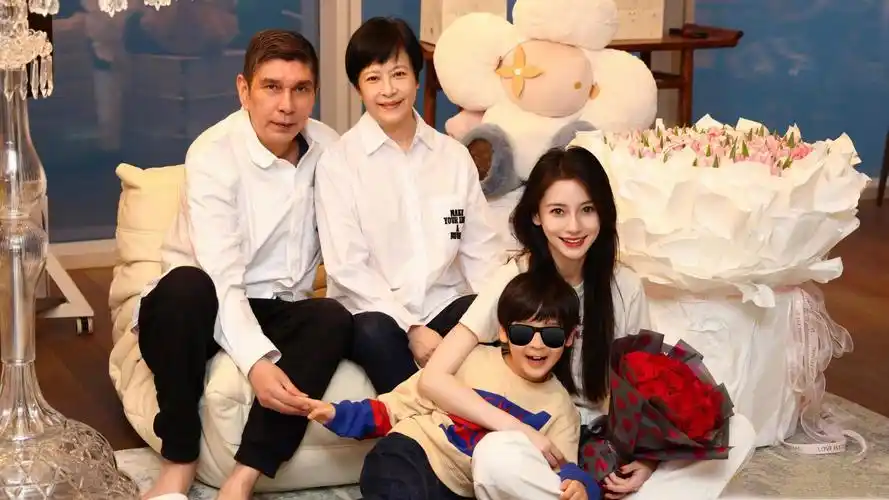 杨颖补发全家福庆祝35岁生日,混血父亲和7岁儿子"小海绵"罕见露面