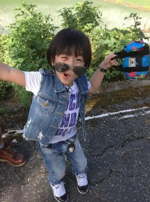 陈若仪和林志颖先后晒出了kimi成长的照片,以及生日派对上的热闹画面.