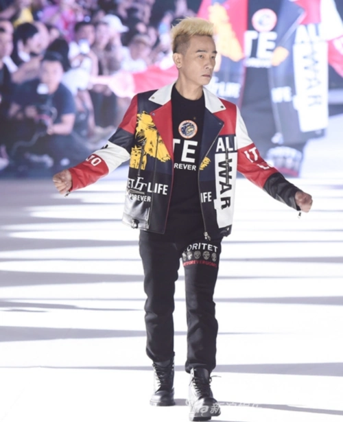 原创52岁陈小春剪飞机头依旧帅气穿一身酷炫造型走秀气场十足