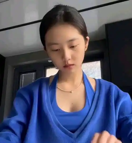 17岁的黄多多实在是太惊艳了,时尚的衣服和美丽的脸