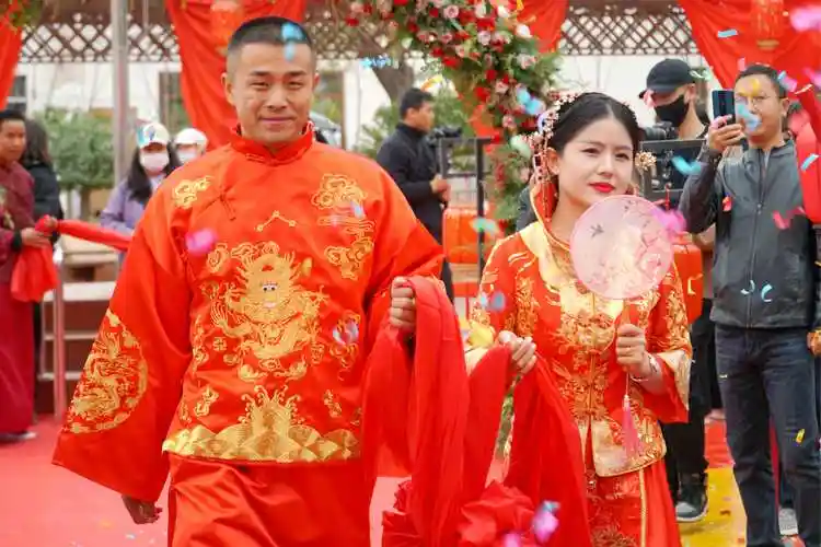 婚事简办喜事新办金凤区举办第五届移风易俗集体婚礼