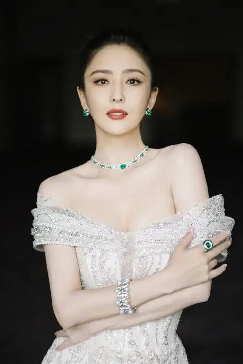 品牌代言人@佟丽娅佩戴bvlgari宝格丽高级珠宝亮相bvlgari avrora