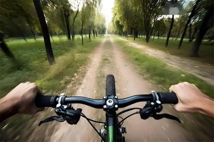 视频中,雷军轻松骑行在林荫小道上,抵达