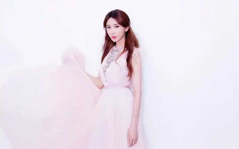 2017年,林志玲和言承旭被媒体拍到一起在健身房的照片,这一幕相对于当