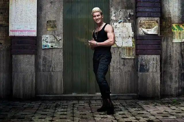 满身肌肉"嘎子哥"又留名媛胡,这是要网红的节奏