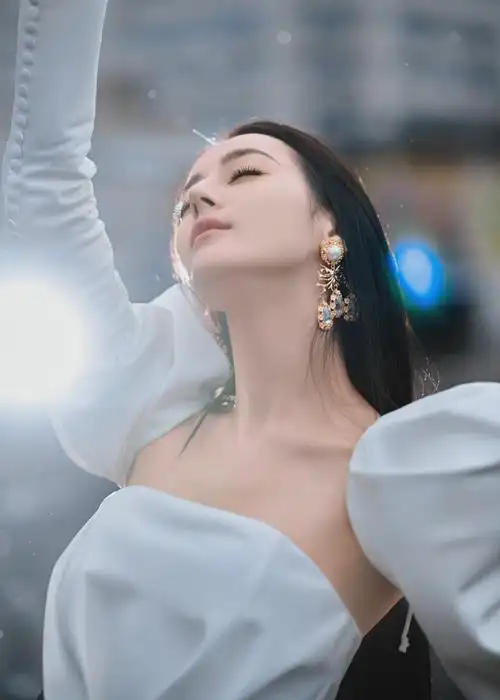 氛围感大片#迪丽热巴雨中撑伞大片好有氛围感,一袭白色泡泡袖抹胸长裙