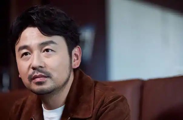 雷佳音在中年男星中,颜值不高却充满"喜感"