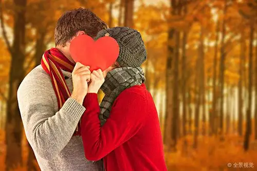 合成效果_图像_情侣_拿着_红色_心形_秋天_场景_图片大全—全景创意