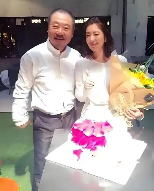 他是国家一级演员,其貌不扬却娶小7岁护士,如今61岁婚姻很幸福