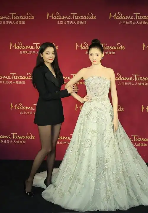 原创172cm的关晓彤真挺有优势的腿长好似芭比黑丝看着也不低俗