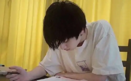 时代少年团不在学校上课,不代表不学文化课,公司专门请老师教课,平时