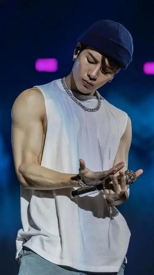 王嘉尔舞台激情秀肌肉,这是不花钱可以看的么