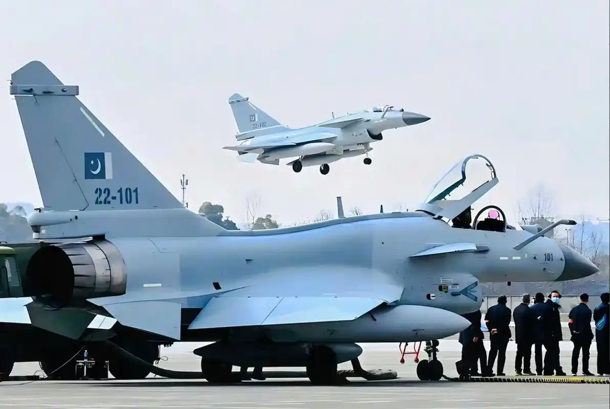 刚出厂等待试飞的巴基斯坦版歼-10ce战机,巴基斯坦歼-10ce涂装看起来