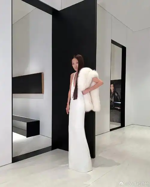 婚纱女王王薇薇这次真是给粉丝发福利了,连续发布了两套最新的造型,一